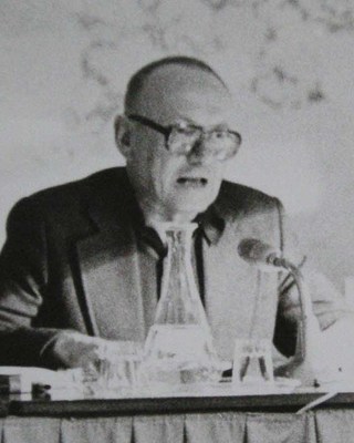  https://creativecommons.org/licenses/by-sa/3.0; https://commons.wikimedia.org/wiki/File:Ernst_Jandl,_public_reading,_1974-11,_Vienna,_Austria.jpg                             