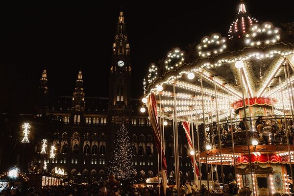 festliche-nacht-am-wiener-christkindlmarkt-29925928 / Bild von AHMET YUKSEK auf Pexels.com.