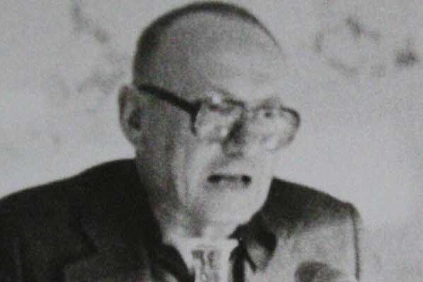 Ernst Jandl at a public reading, 1974-11, Vienna, Austria, https://creativecommons.org/licenses/by-sa/3.0; https://commons.wikimedia.org/wiki/File:Ernst_Jandl,_public_reading,_1974-11,_Vienna,_Austria.jpg / Wolfgang H. Wögerer, Wien, Austria