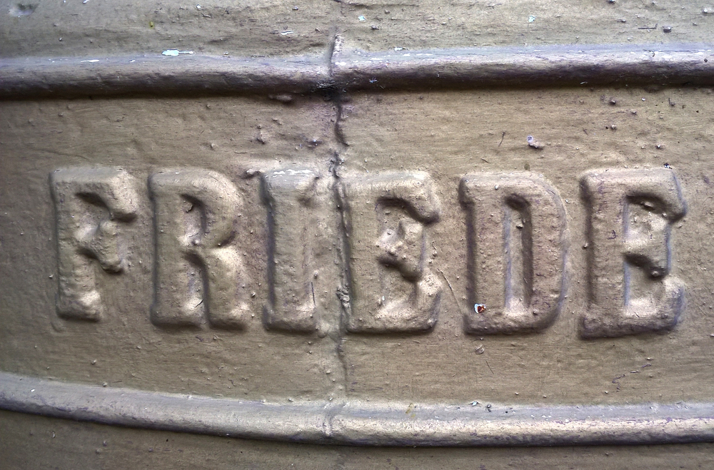 Glockeninschrift- Friede - Friedensglocke in Pulsnitz, https://creativecommons.org/licenses/by-sa/4.0/; https://commons.wikimedia.org/wiki/File:Glockeninschrift-_Friede_-_Friedensglocke_in_Pulsnitz.jpg / Lupus_in_Saxonia
