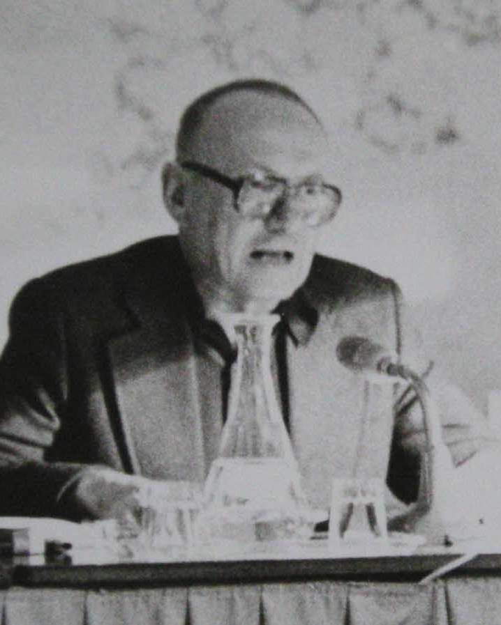 https://creativecommons.org/licenses/by-sa/3.0; https://commons.wikimedia.org/wiki/File:Ernst_Jandl,_public_reading,_1974-11,_Vienna,_Austria.jpg