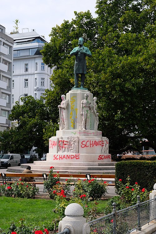 Graffiti auf dem Denkmal des ehem. Wiener Bürgermeisters Karl Lueger in Wien - in Anspielung auf seine antisemitische Haltung gegenüber dem Judentum, Sept. 2020