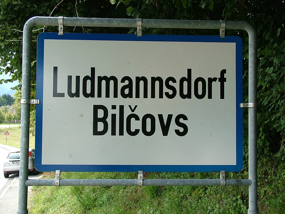 Ludmannsdorf (Ortstafel) / Krischnig, Public domain, via Wikimedia Commons https://commons.wikimedia.org/wiki/File:Ludmannsdorf_(Ortstafel).jpg