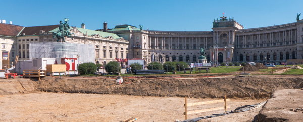 https://commons.wikimedia.org/wiki/File:Wien_01_Heldenplatz_Baustelle_d.jpg