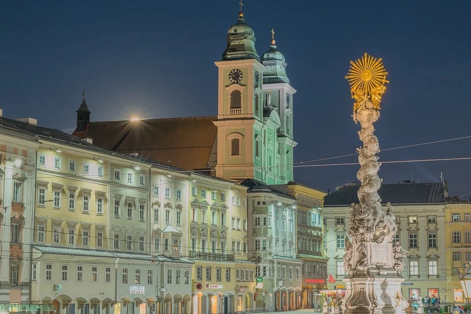 Hauptplatz Linz, via Pixabay 14.10.2018; / Markus_KF Vereinfachte Pixabay Lizenz; https://pixabay.com/service/license-summary/; https://pixabay.com/photos/linz-main-square-church-austria-3743772/