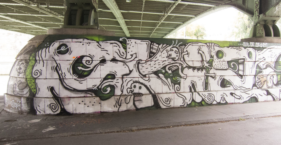 Bridge art, CC BY 2.0, by Flickr, https://creativecommons.org/licenses/by/2.0/deed.de; https://www.flickr.com/photos/quinet/21923332919/ / Thom Quine