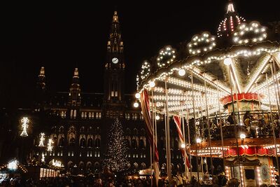 festliche-nacht-am-wiener-christkindlmarkt-29925928 / Bild von AHMET YUKSEK auf Pexels.com.