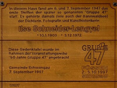 Gründungshaus der "Gruppe 47", Wohnhaus von Ilse Schneider-Lengyel am Bannwaldsee im Allgäu, Gedenktafel; CC BY-SA 3.0;   © rs-foto, via Wikimedia Commons 